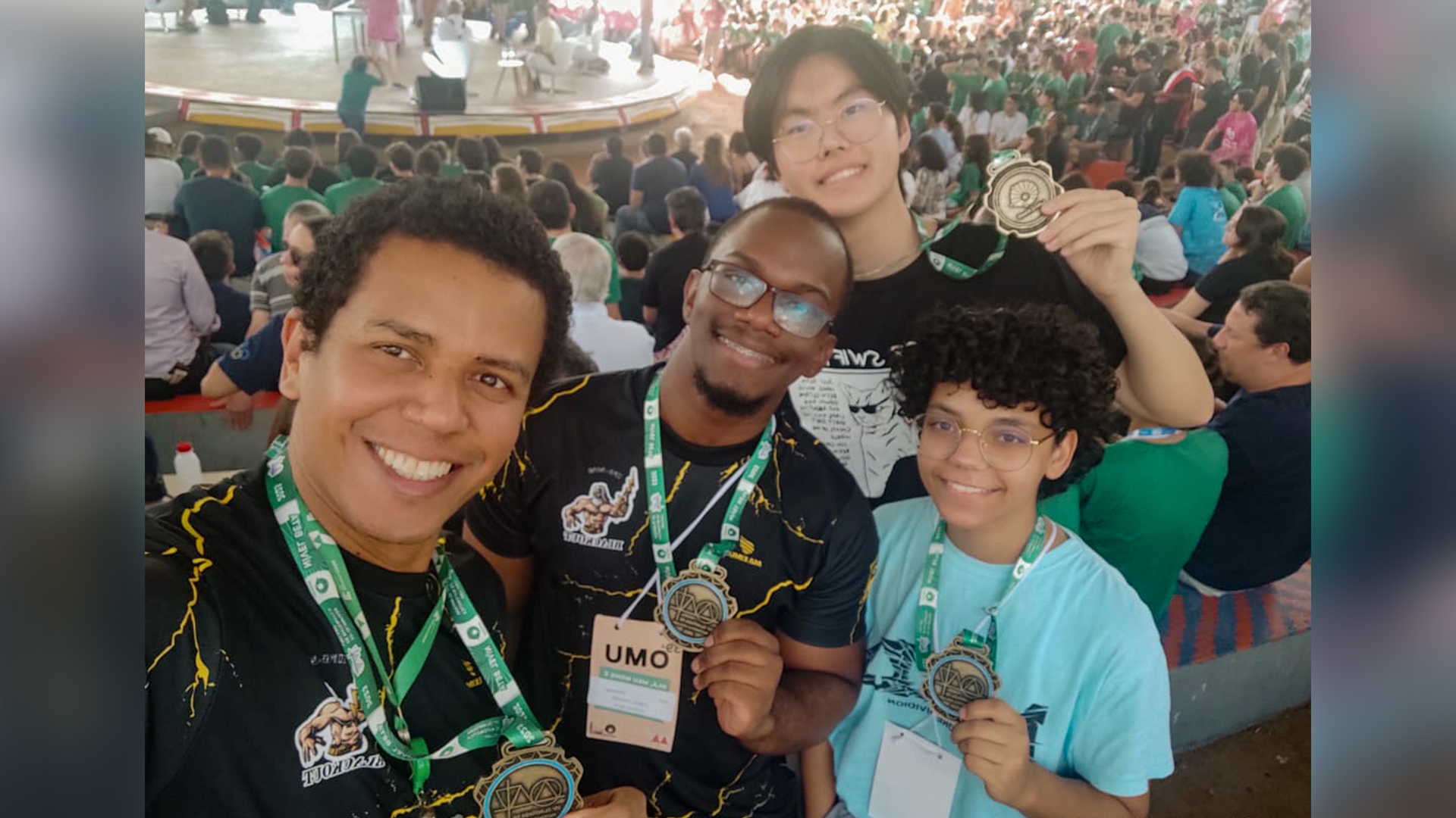 Os alunos Gabriel Carneiro Nunes da Silva (4º ano do técnico integrado Eletrotécnica), Heloísa de Souza Sampaio (4º ano do técnico integrado em Eletrônica) e Victor Gabriel Haruo Iwamoto (4º ano do técnico integrado em Eletrônica) e mais o professor Rogério da Silva Cavalcante receberam medalhas de bronze na 39ª Olimpíada de Matemática da Unicamp, na cidade de Campinas em São Paulo.